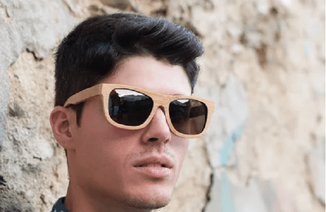 jeune homme portant lunette de soleil en bois