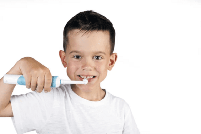  un petit garçon brossant ses dents